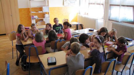 učenici 3.a tijekom kreativne radionice -Pišemo priču zajedno- učenici 3.a tijekom kreativne radionice -Pišemo priču zajedno-